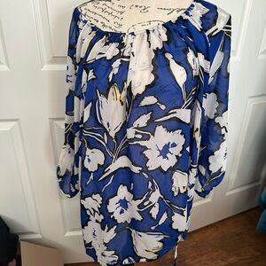 Women's size 1X Floral Blue top. So beautiful. Sheer. Flowy and light.